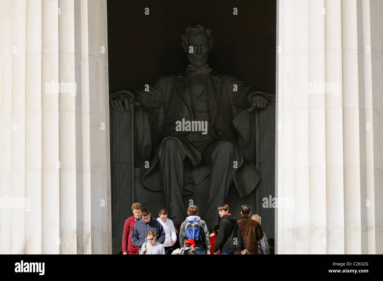 WASHINGTON DC, Stati Uniti d'America - La grande statua di Abraham Lincoln torreggia su i turisti che visitano il Lincoln Memorial sull'estremità occidentale del National Mall di Washington DC Foto Stock