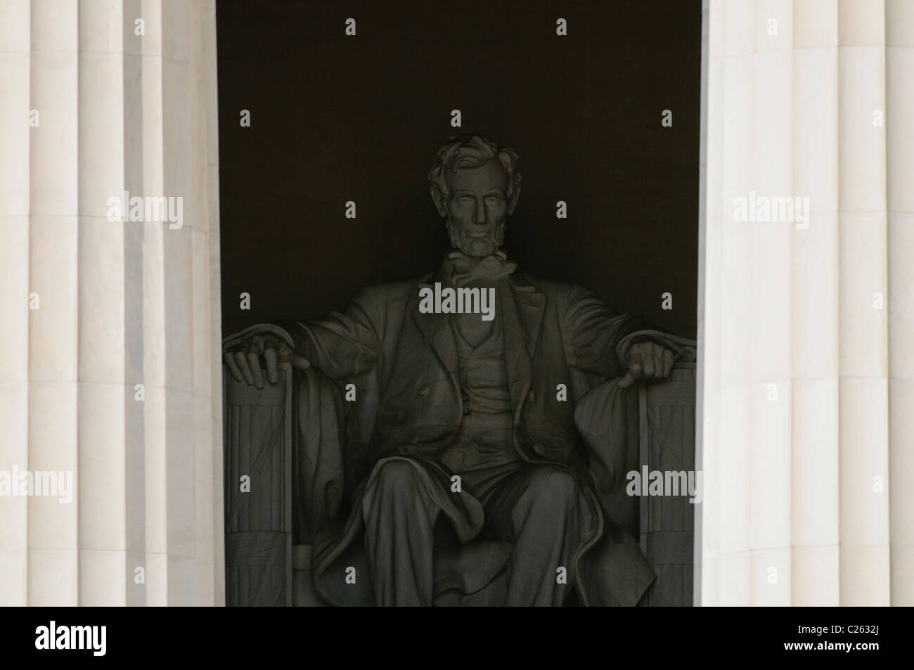 WASHINGTON DC, Stati Uniti d'America - La statua di Abramo Lincoln coetanei fuori dall'interno del Lincoln Memorial passato le colonne, guardando verso il Campidoglio US edificio all'estremità orientale del National Mall. Foto Stock