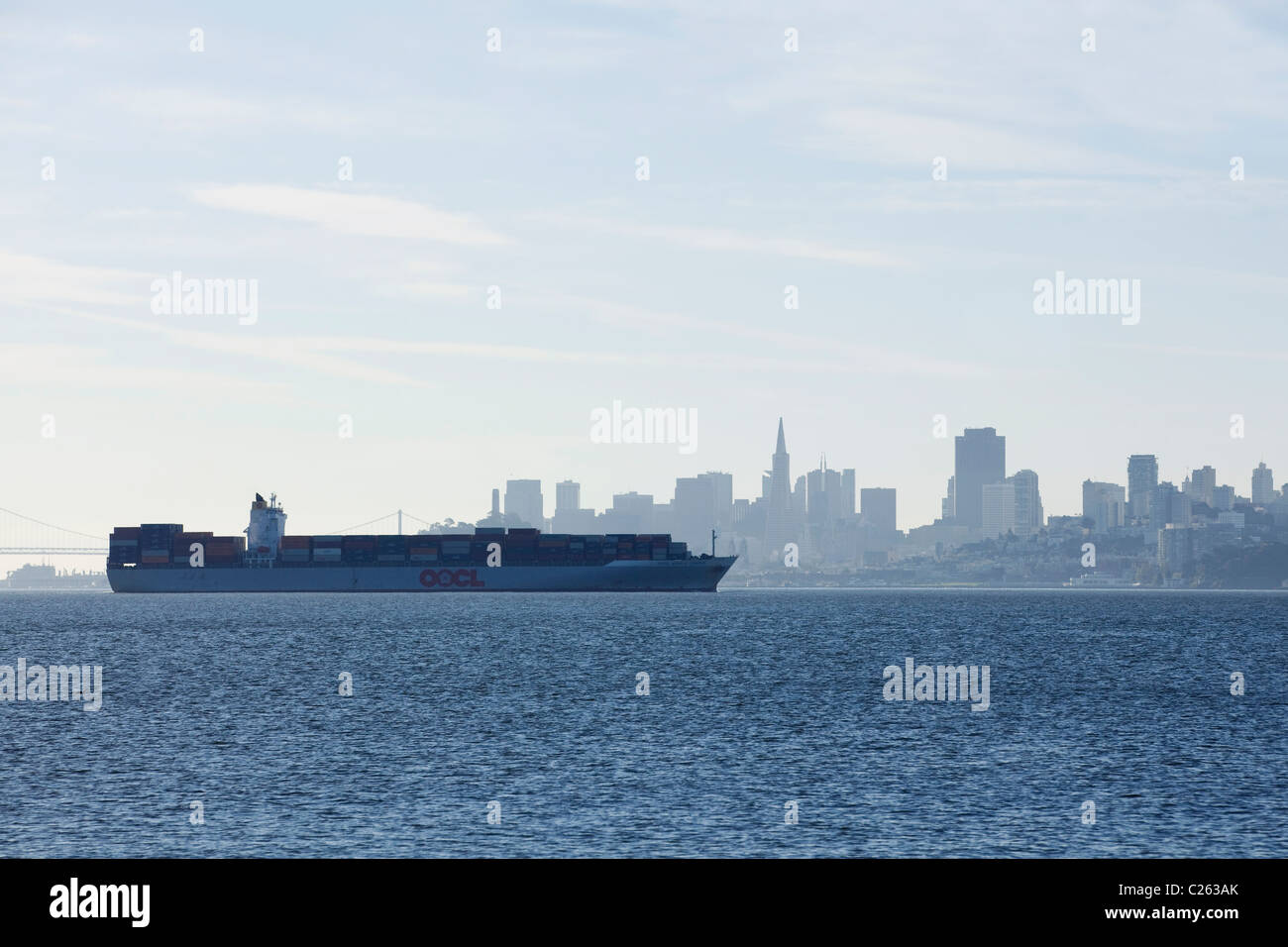 Un contenitore di carico nave lascia San Francisco Bay Harbor in mattina presto - California USA Foto Stock