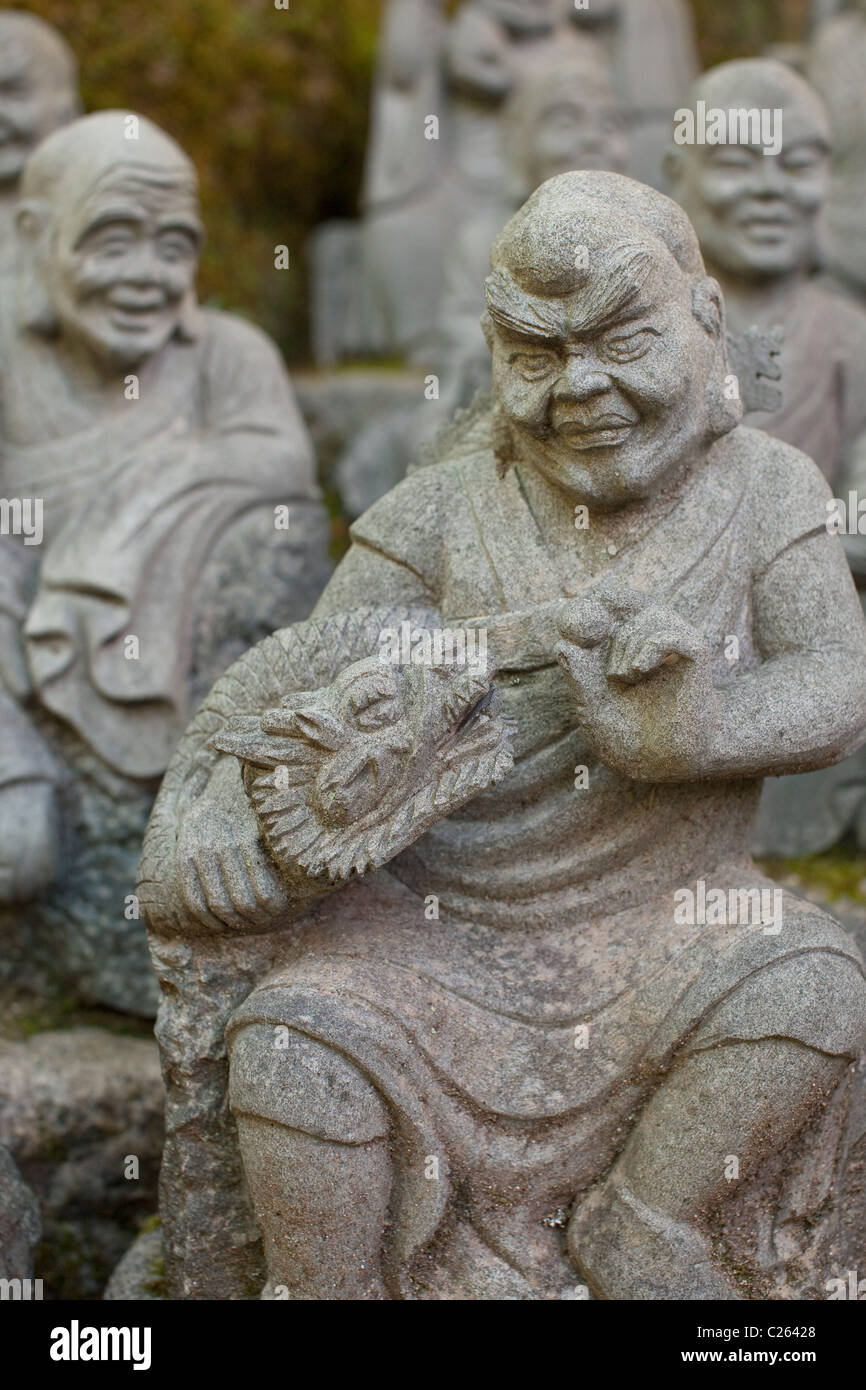 Statue Daisho-nel tempio, Miyajima, Itsuku-shima, Hiroshima, Giappone. Foto Stock