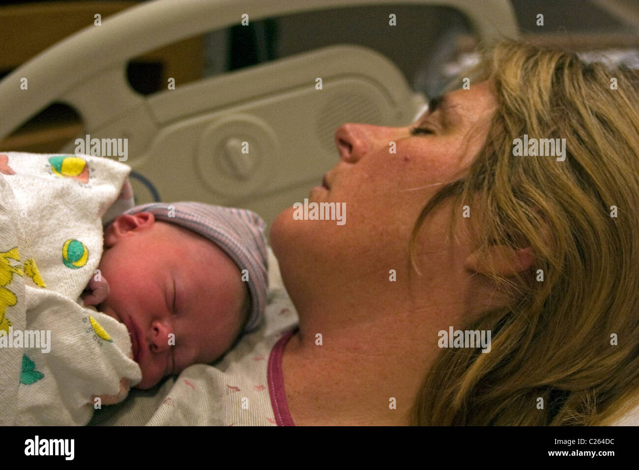 Una madre caucasica con la sua nuova nata baby boy. Foto Stock