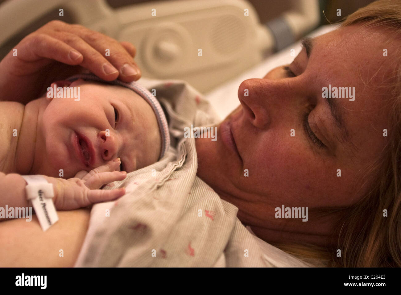 Una madre caucasica con la sua nuova nata baby boy. Foto Stock