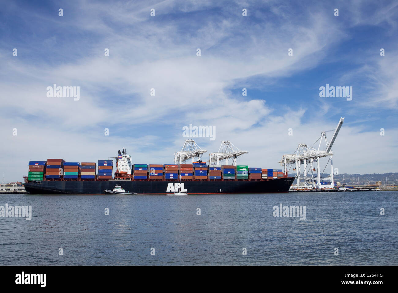 Un contenitore di APL nave getting caricato - San Francisco, California USA Foto Stock