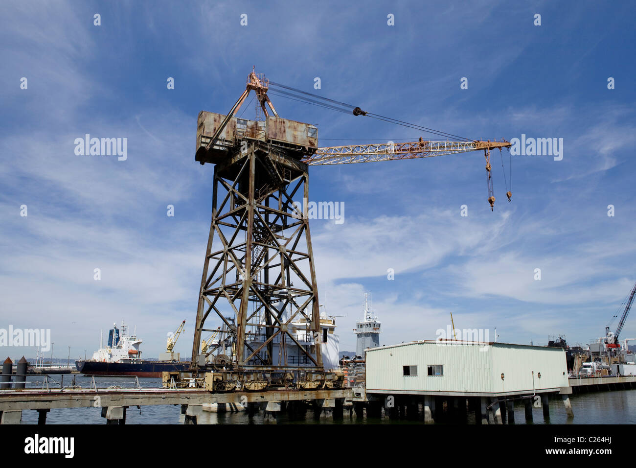 Vecchio arrugginito gantry crane Foto Stock