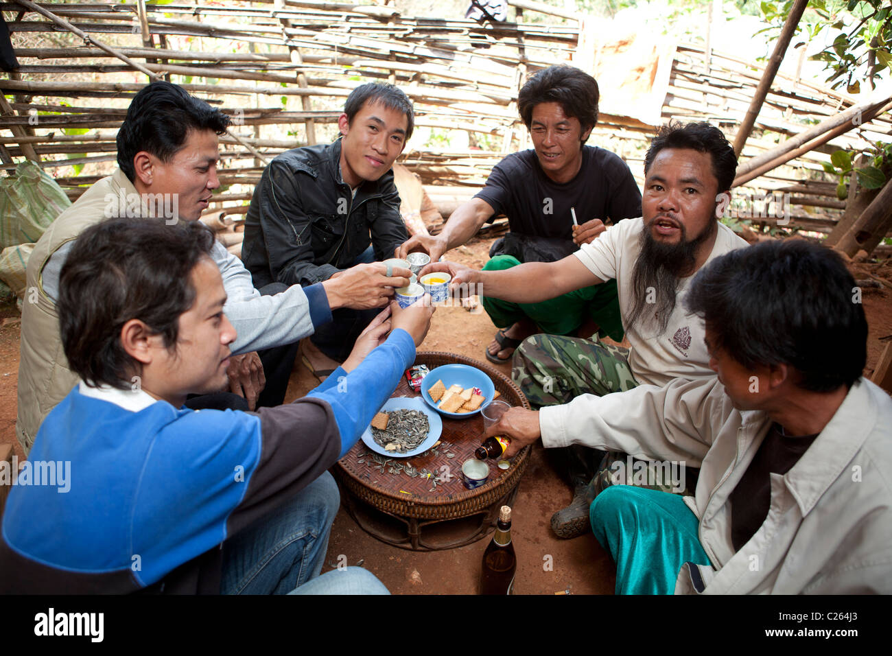 Lisu Hill Tribes mans bevande per toast celebrazione nuovo anno, Ban fieno Ko, Mae Salong, Chiang Rai, Thailandia Foto Stock