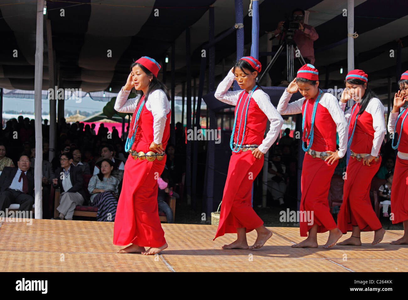 Tagin donne, le tribù di eseguire la danza di Namdapha Eco festival culturali, Miao, Arunachal Pradesh, India Foto Stock