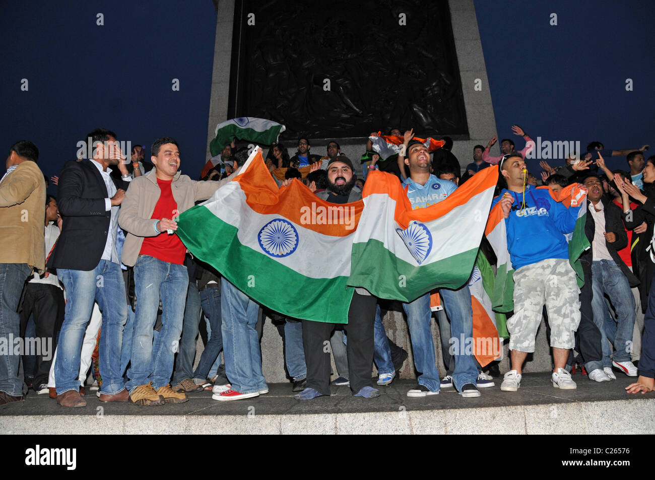 Indiano tifosi di cricket celebrando vincendo la Coppa del Mondo di cricket Trafalgar square Londra Foto Stock