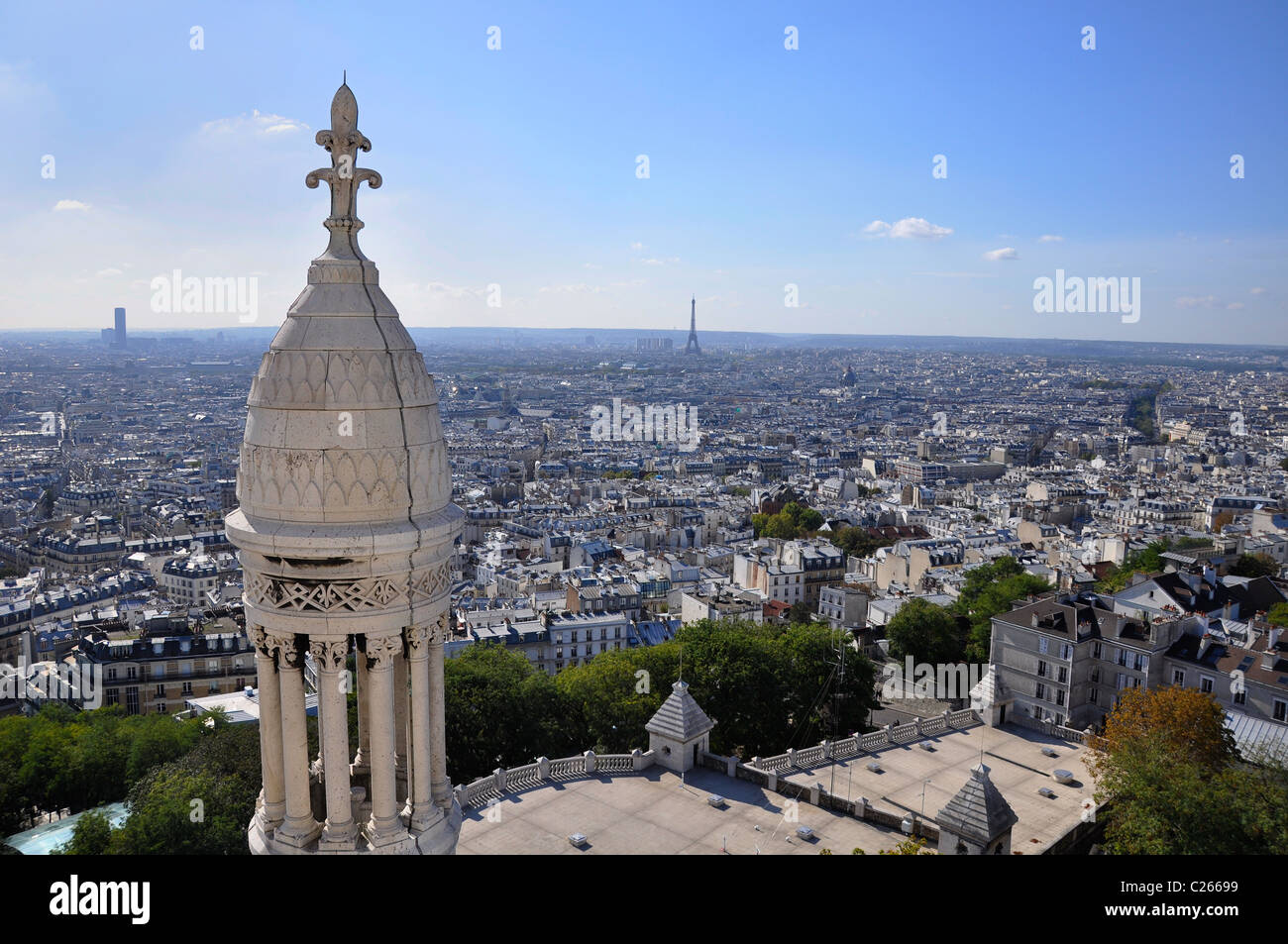 Basilica de Sacre Coeur guardando fuori attraverso Parigi Foto Stock