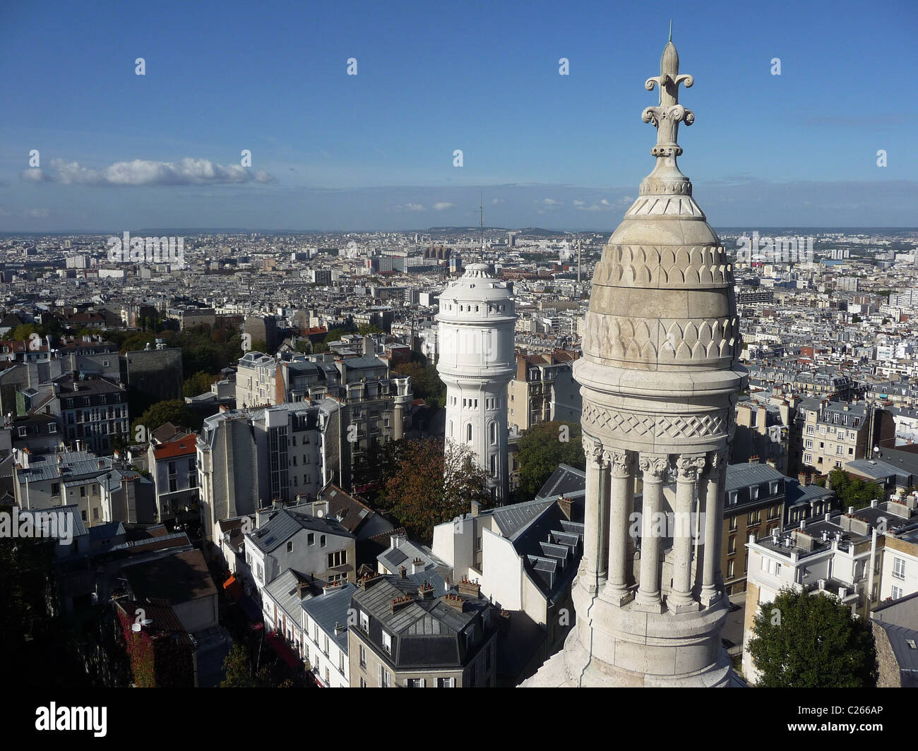 Basilica de Sacre Coeur guardando fuori attraverso Parigi Foto Stock