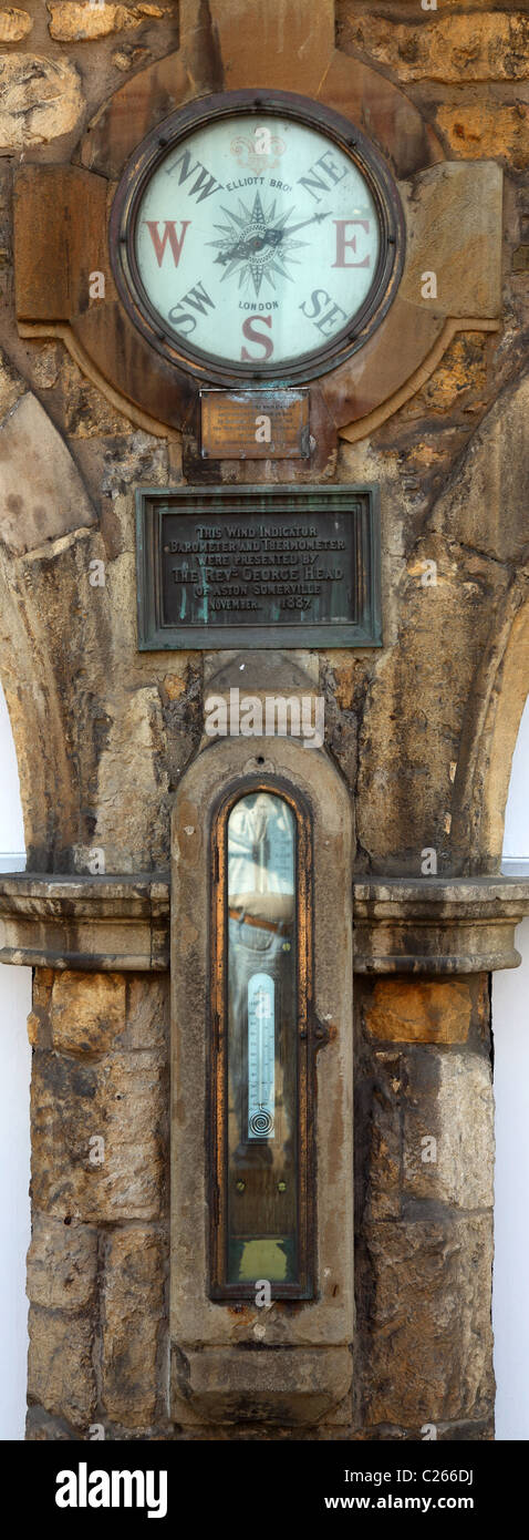 Bussola e termometro sul municipio muro a Evesham Foto Stock