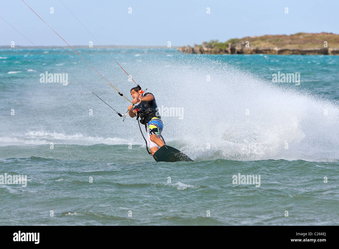 Kitesurfer maschio godendo il suo sport nella laguna di Babaomby, Madagascar Foto Stock