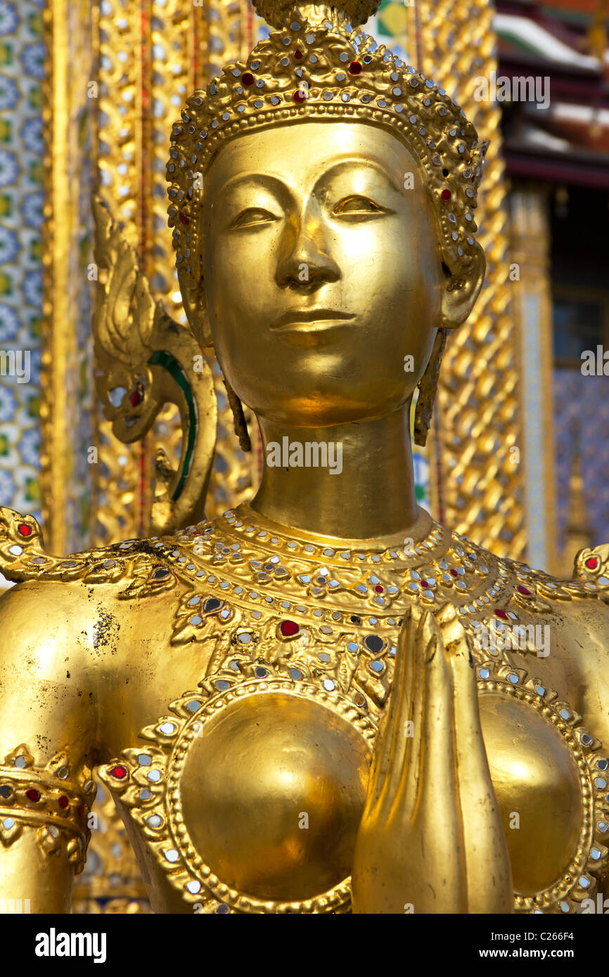 Statua d'oro di Wat Phra Kaew, il Tempio del Buddha di smeraldo sulla base del Grand Palace a Bangkok, in Thailandia Foto Stock