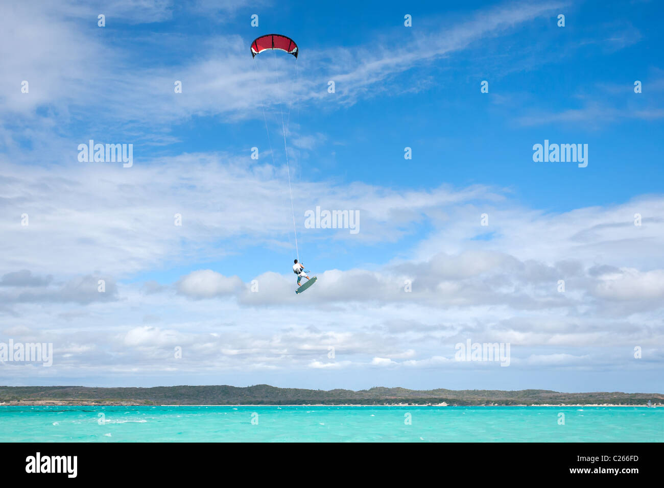 Kitesurfer maschio jumping nella laguna di Babaomby, Madagascar Foto Stock