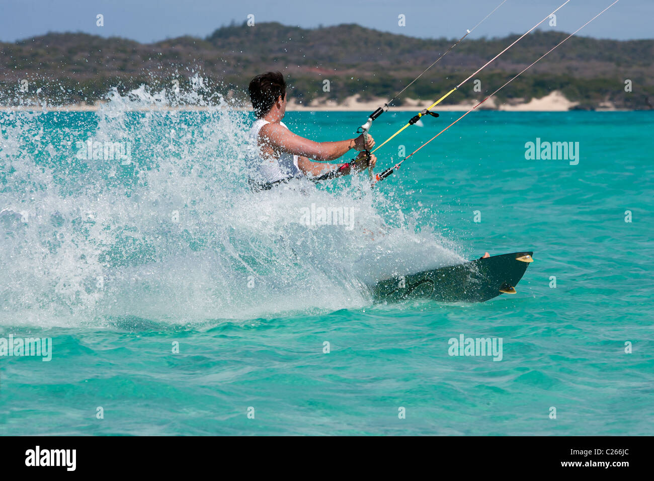 Kitesurfer maschio kitesurf nella laguna di Babaomby, Madagascar Foto Stock