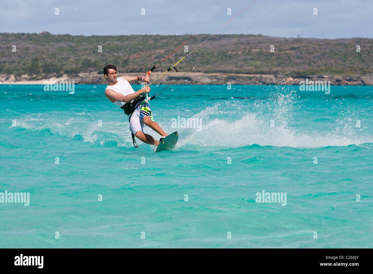 Kitesurfer maschio kitesurf nella laguna di Babaomby, Madagascar Foto Stock