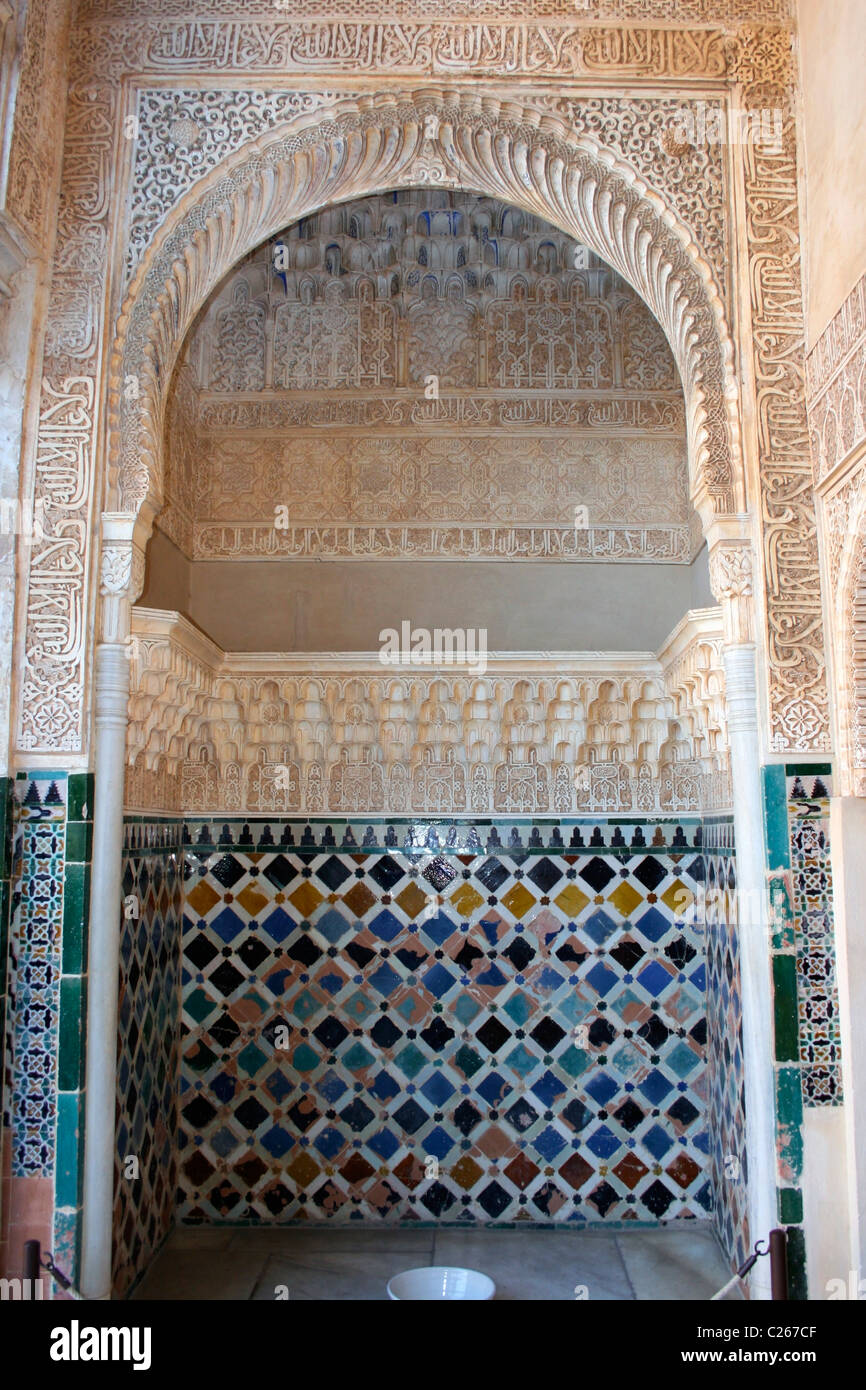 L' Alhambra Palace, Granada, Andalusia,Spagna. Alcova ornati in Corte dei Mirti o Patio de los Arrayanes. Foto Stock