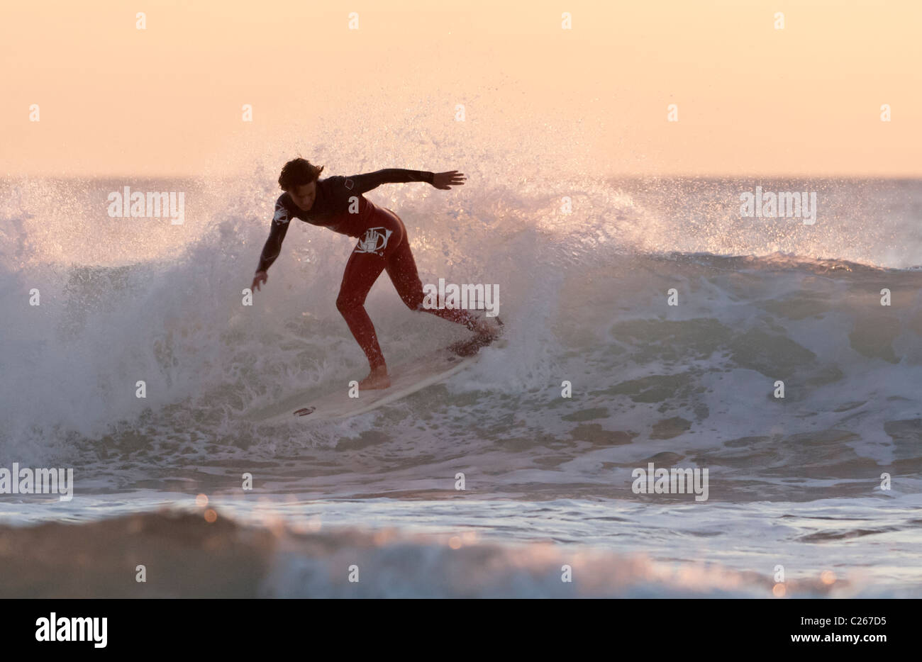 Surfer al tramonto a Tarifa, Cadice, Andalusia, Spagna. Foto Stock