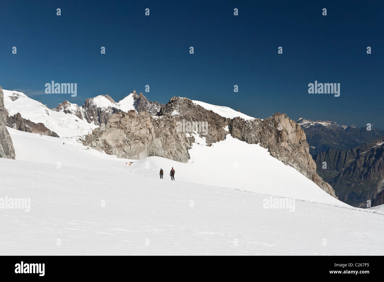 Gli escursionisti sul Mer de Glace ghiacciaio, il massiccio del Monte Bianco Foto Stock