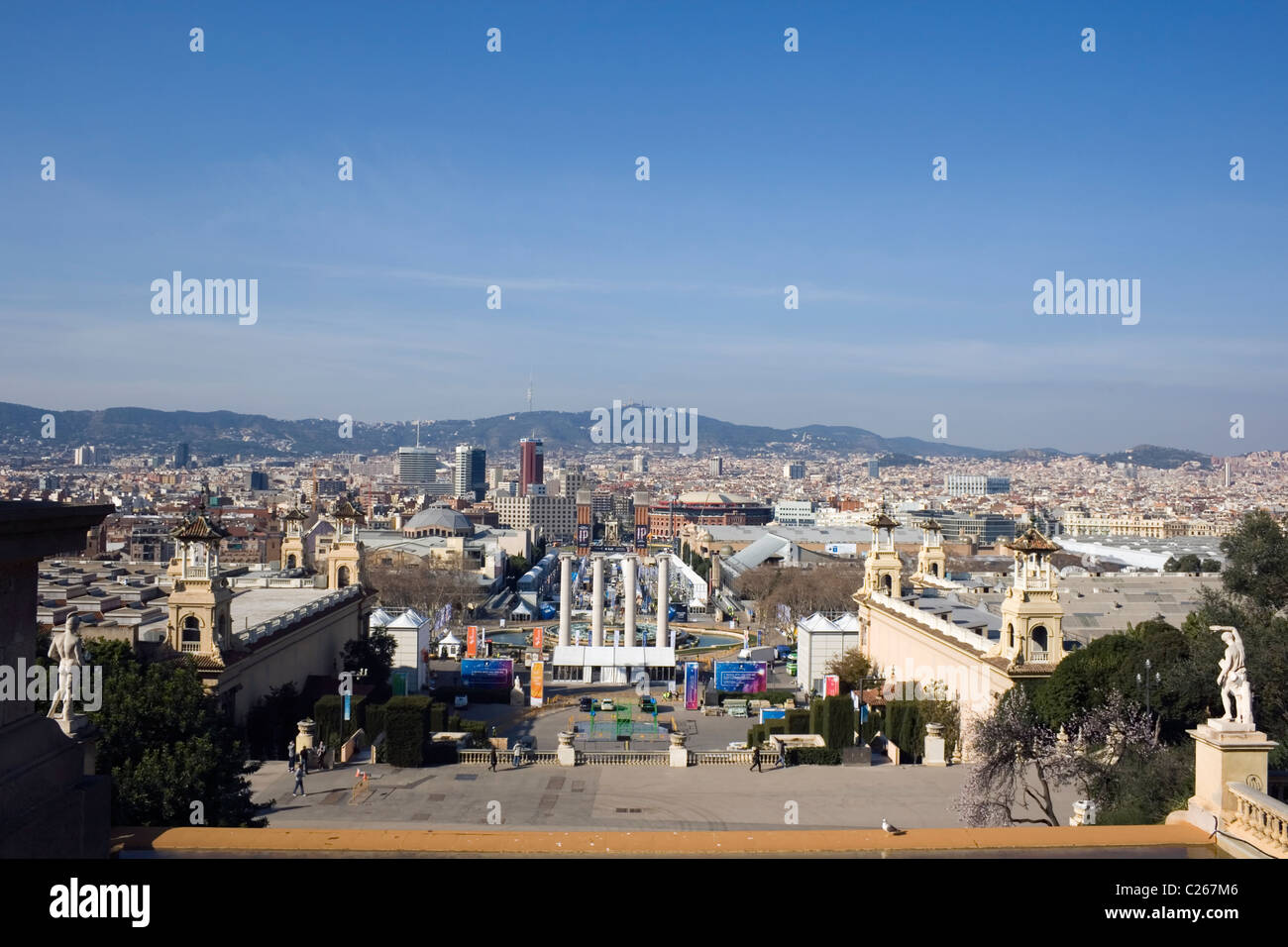 Vista su Barcellona, Spagna dal Museo Nazionale d'arte sulla collina di Montjuic. Foto Stock