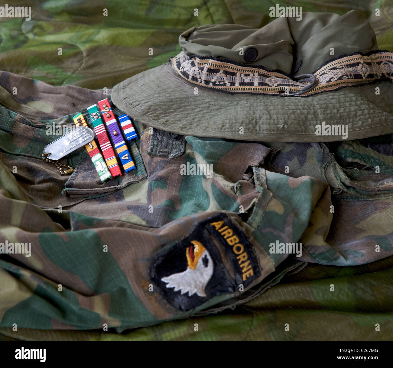Mimetizzati camicia militare circa 1970 Vietnam con nastri (Medaglie) dog  tag e boonie hat Foto stock - Alamy
