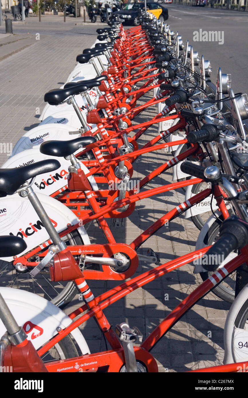 Barcellona, Spagna. Fila di biciclette a noleggio. Foto Stock