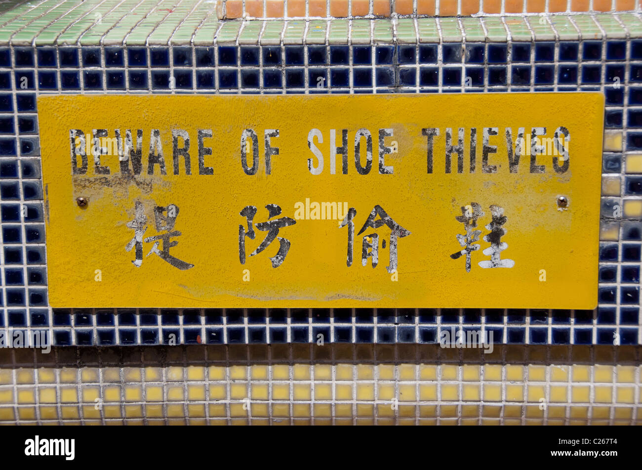 Malaysia, Isola di Penang. Thai tempio buddista (aka Wat Chaiyamangalaram), il pattino ladri segno. Foto Stock