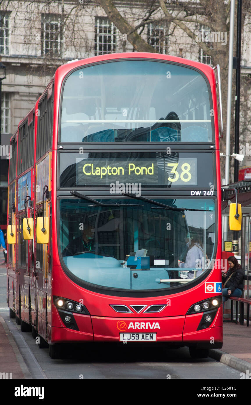 New London bus alla stazione degli autobus di Victoria. In Inghilterra. Foto Stock