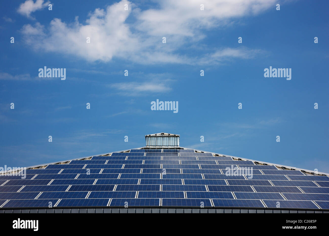Tetto di un edificio con pannelli fotovoltaici. Cielo blu, piramide design. Germania. Foto Stock