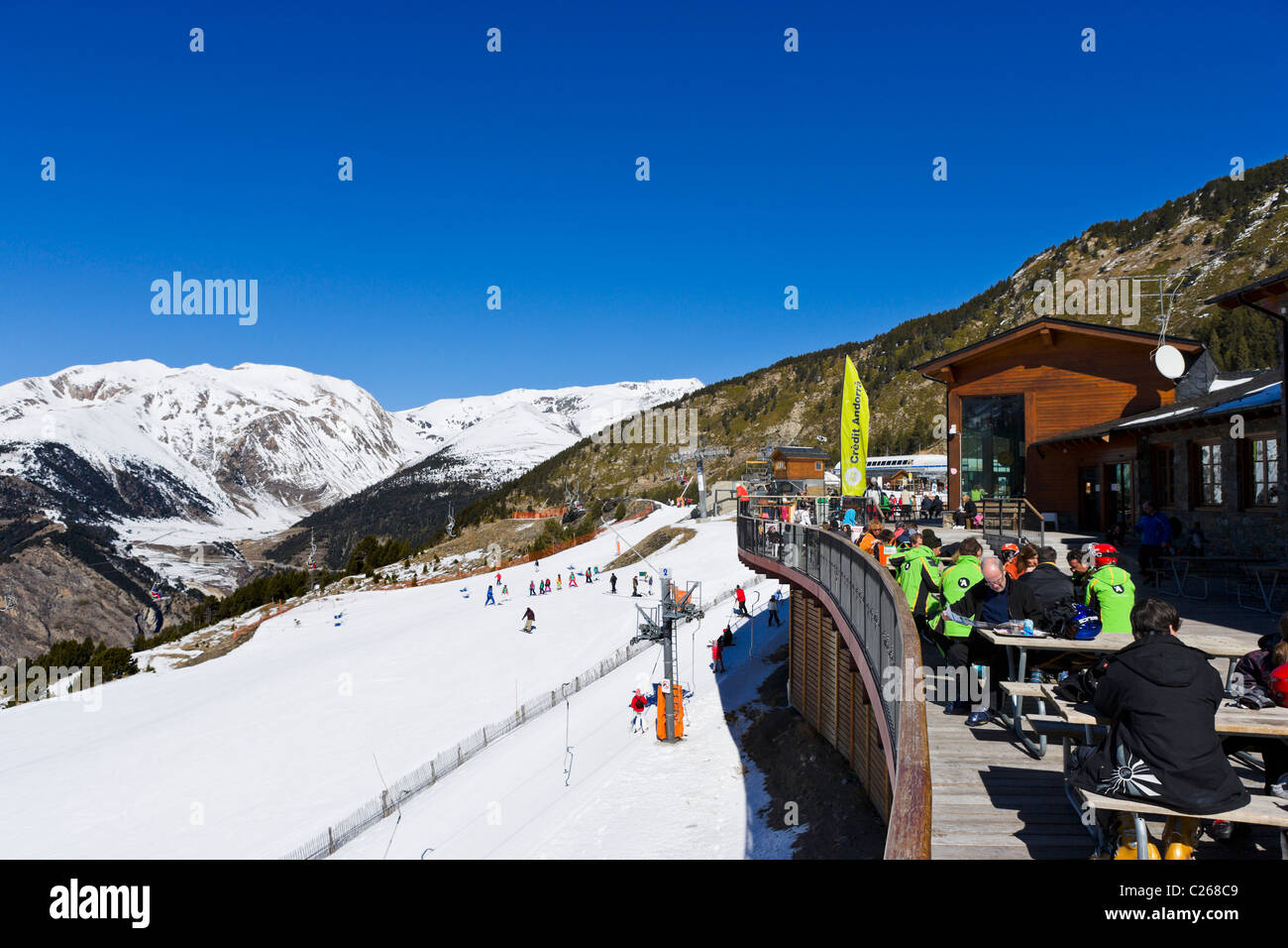 La vista dalla terrazza del ristorante sulle piste in cima alla Canillo gondola, Canillo, Grandvalira Ski Area, Andorra Foto Stock