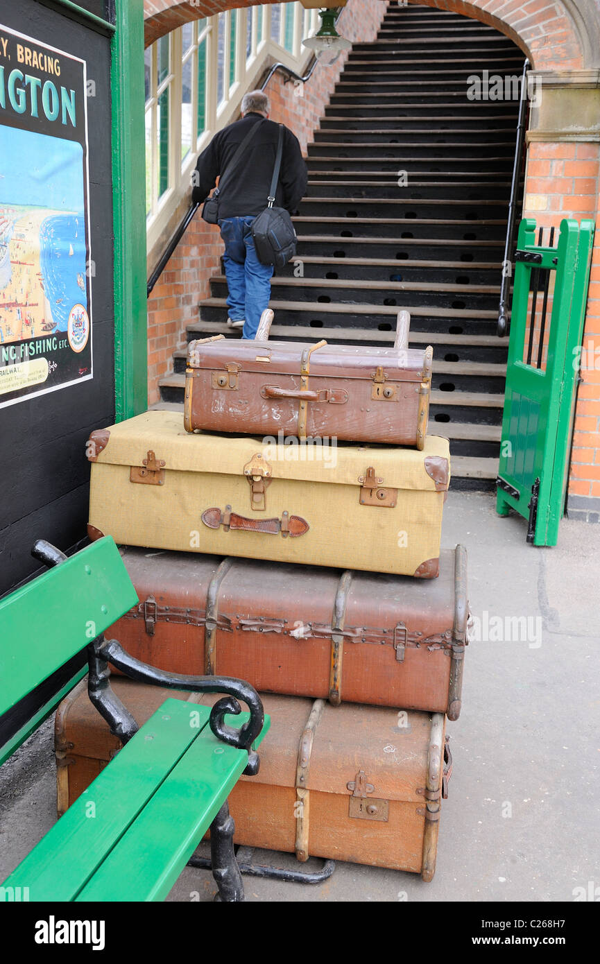 Il vecchio bagaglio sulla stazione ferroviaria piattaforma rothley Great central railway England Regno Unito Foto Stock