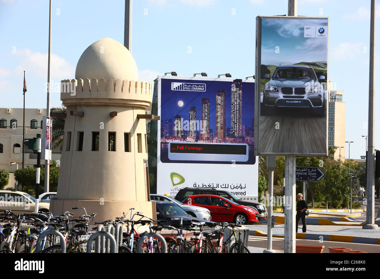 BMW pubblicità in Abu Dhabi, negli Emirati Arabi Uniti. Foto Stock