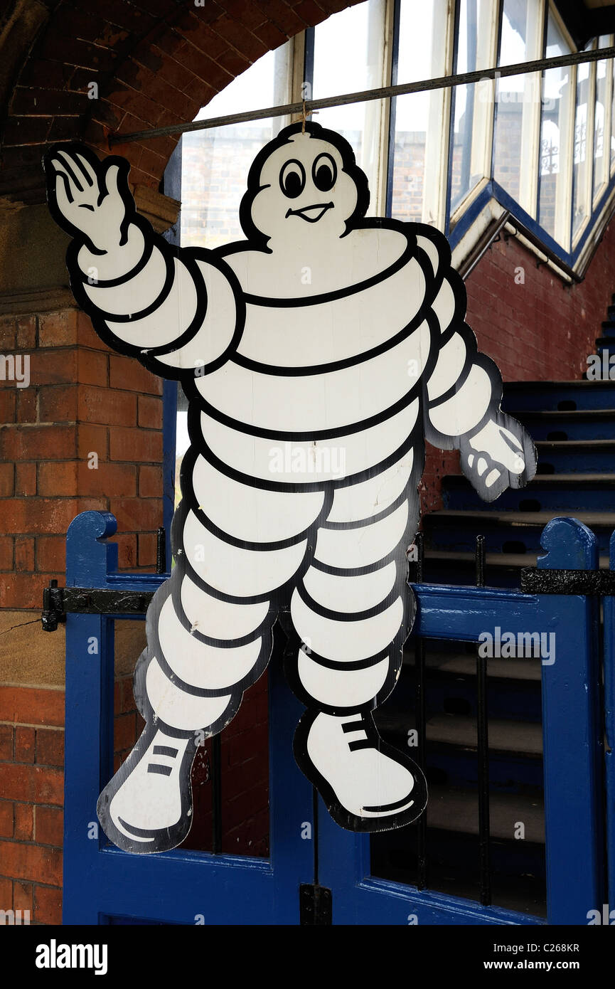La Michelin uomo sulla piattaforma ferroviaria England Regno Unito Foto Stock