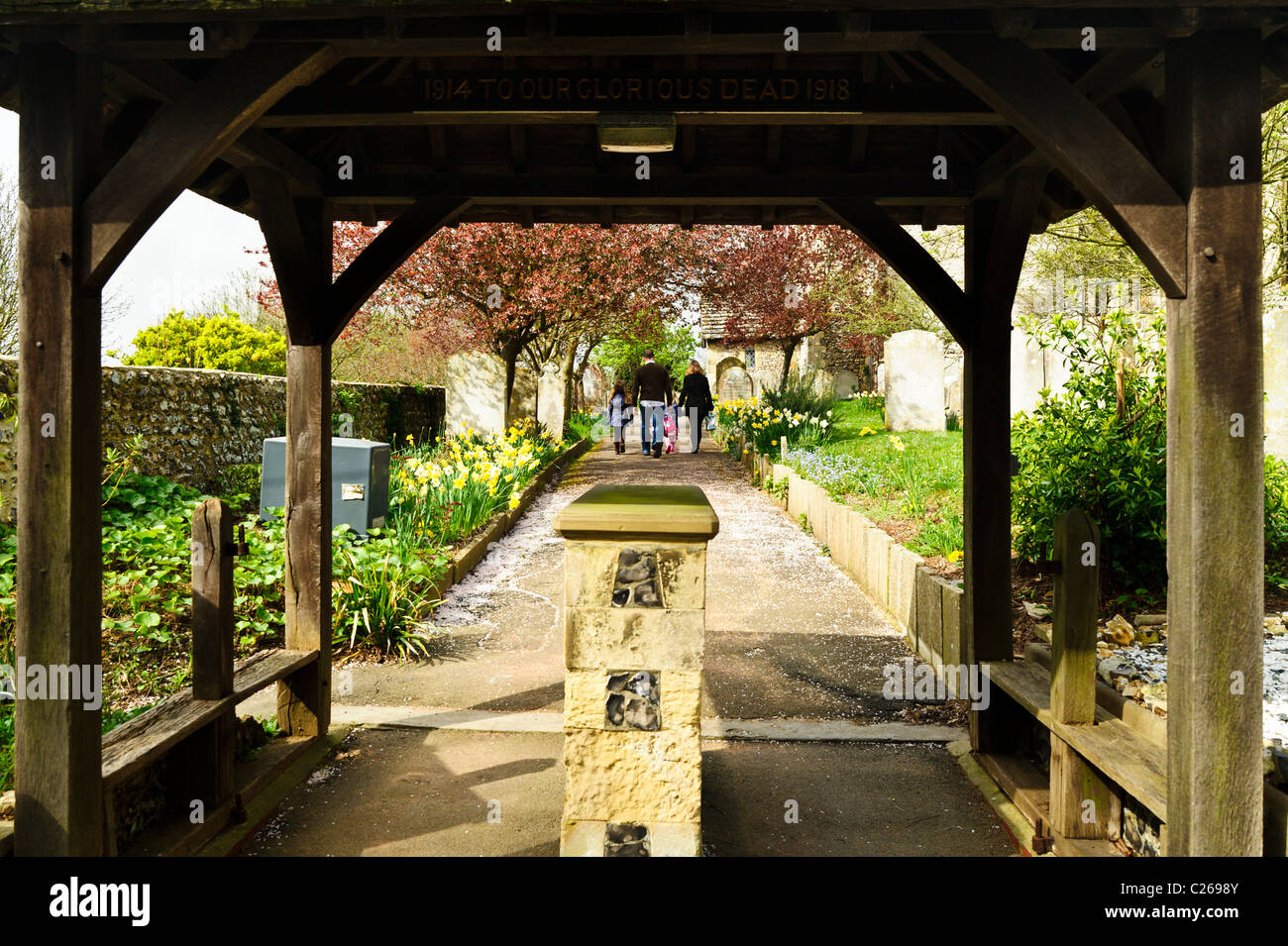 Una famiglia immettere Sompting Chiesa Parrocchiale a frequentare la domenica mattina, servizio Sompting, West Sussex Foto Stock