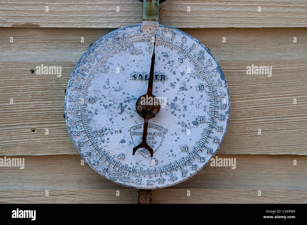 Un vecchio salter cale appeso a una parete Foto Stock
