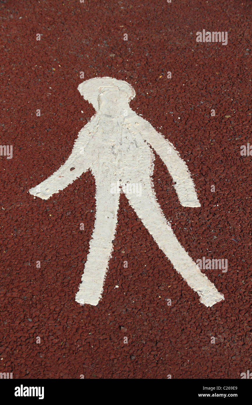 Una persona dipinta sul terreno per illustrare un marciapiede al pubblico. Foto Stock