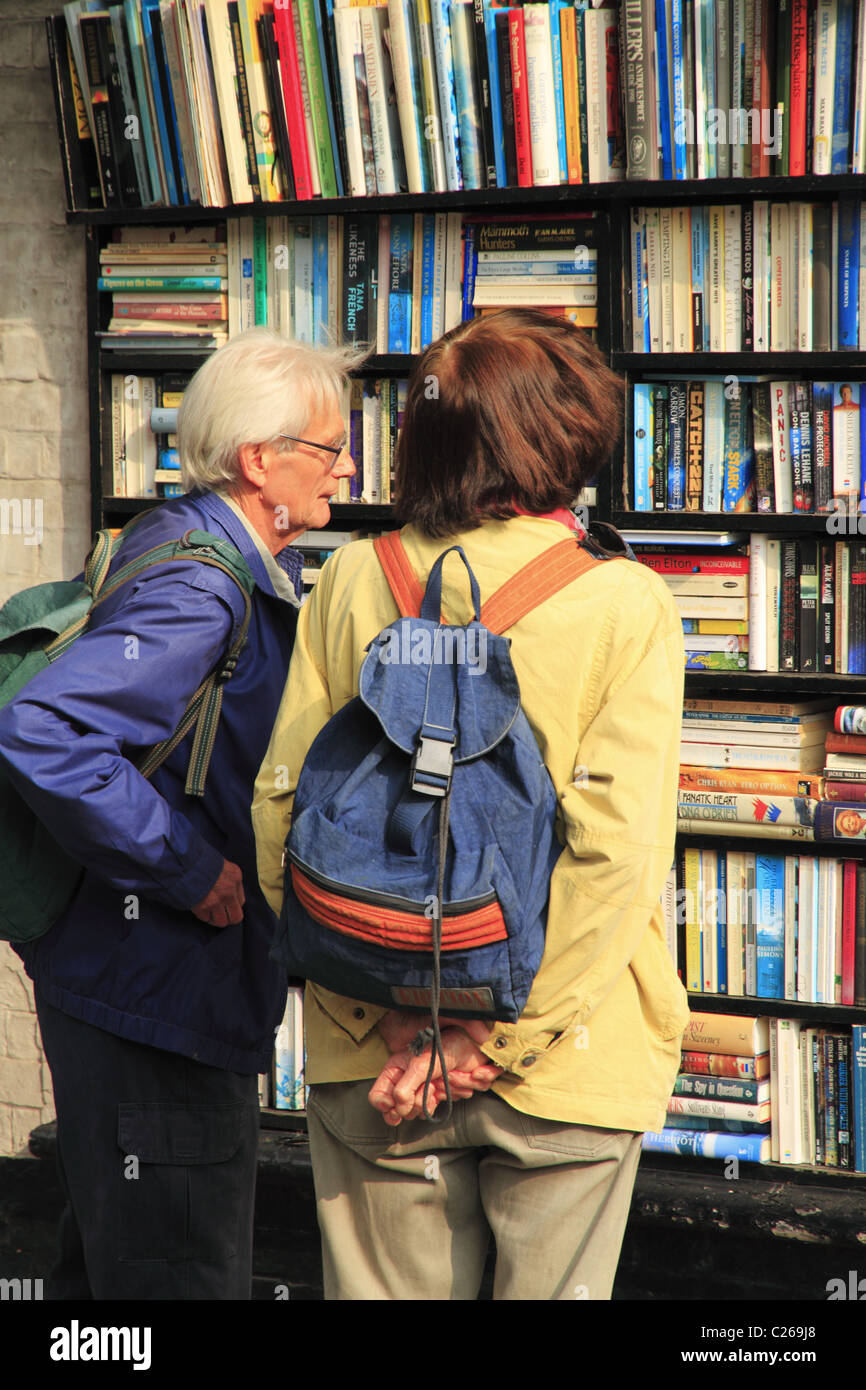 Un paio di lettura del libro scaffali al di fuori di una seconda mano bookshop in Eastbourne, East Sussex,Inghilterra. Foto Stock