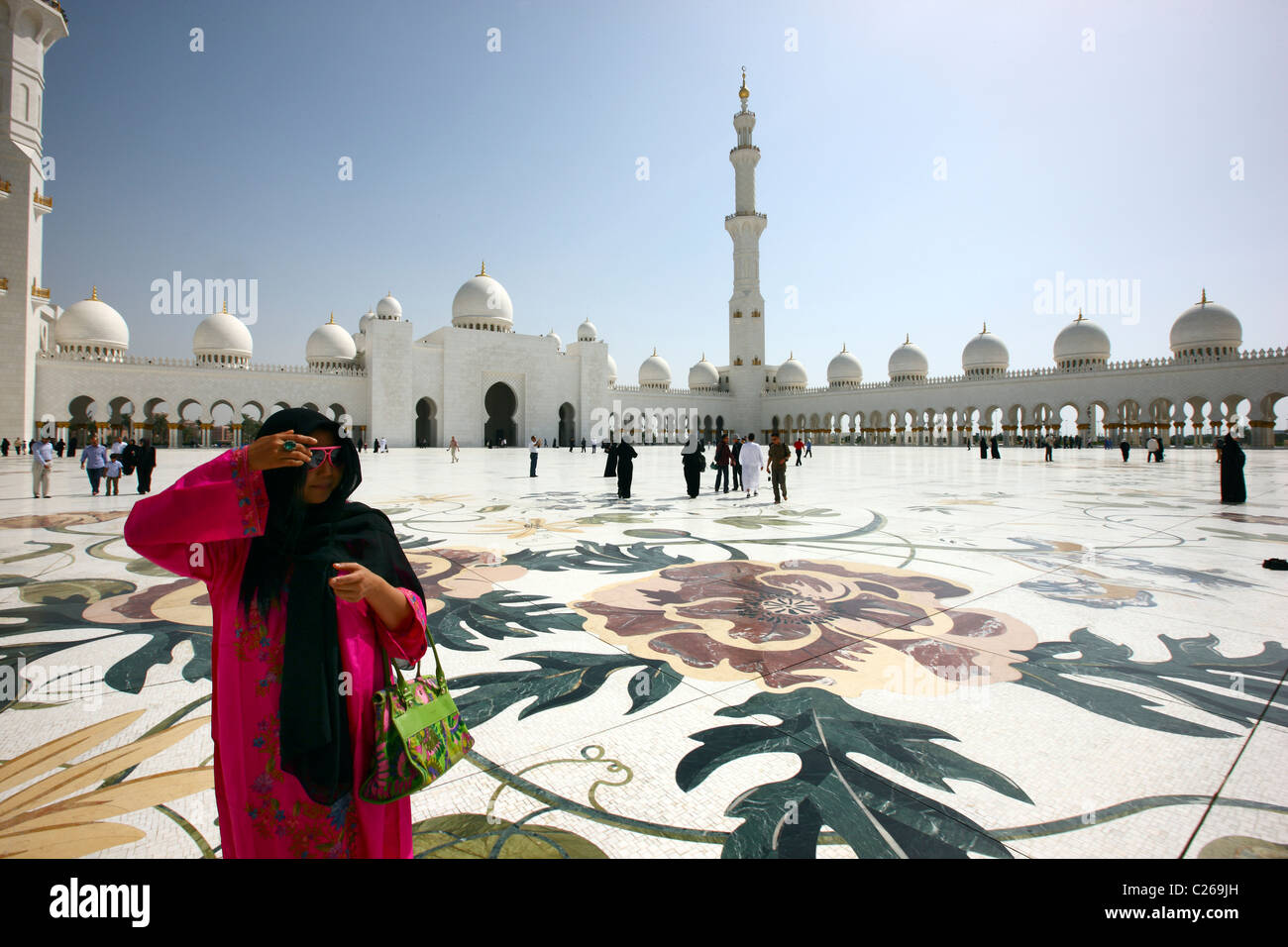 Moschea Sheikh Zayed, Abu Dhabi. La terza più grande moschea del mondo. Spazio per 10000 credenti in ambienti chiusi e 30000 all'esterno. Foto Stock