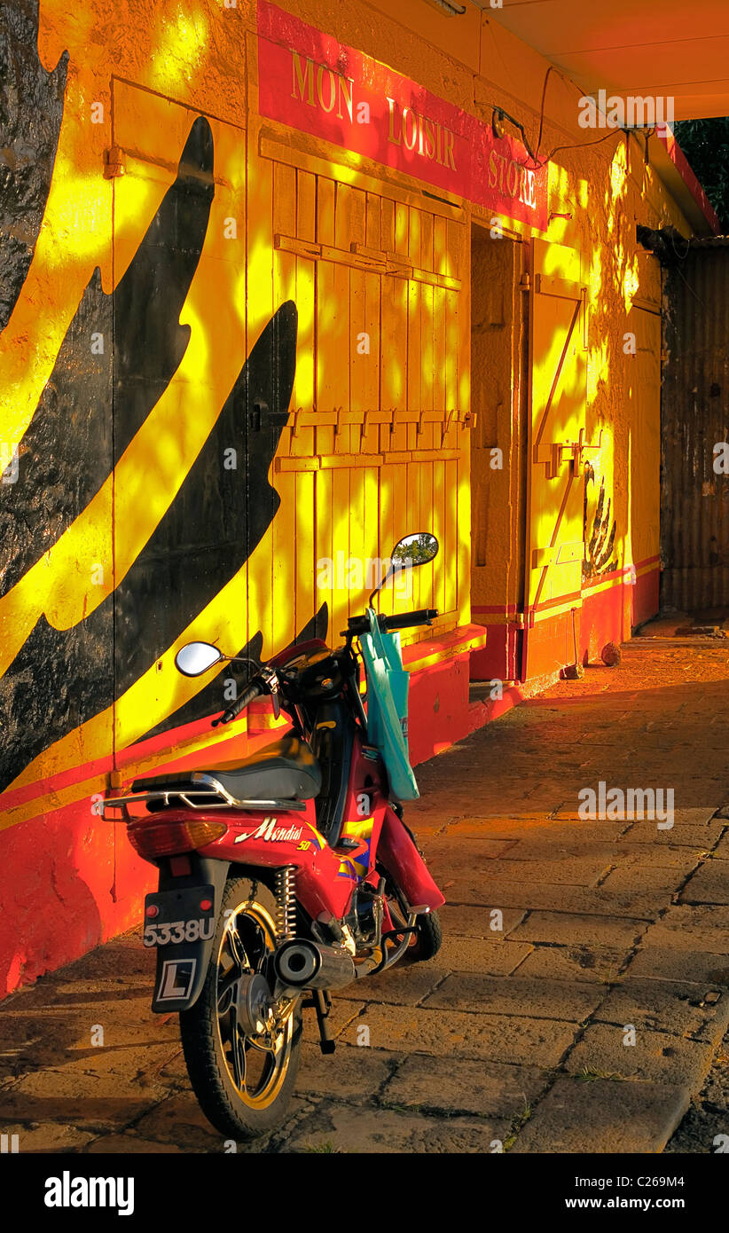 Ciclomotore Motociclo parcheggiato. accanto alla parete decorazione del negozio nel Mon Loisir, Mauritius Foto Stock