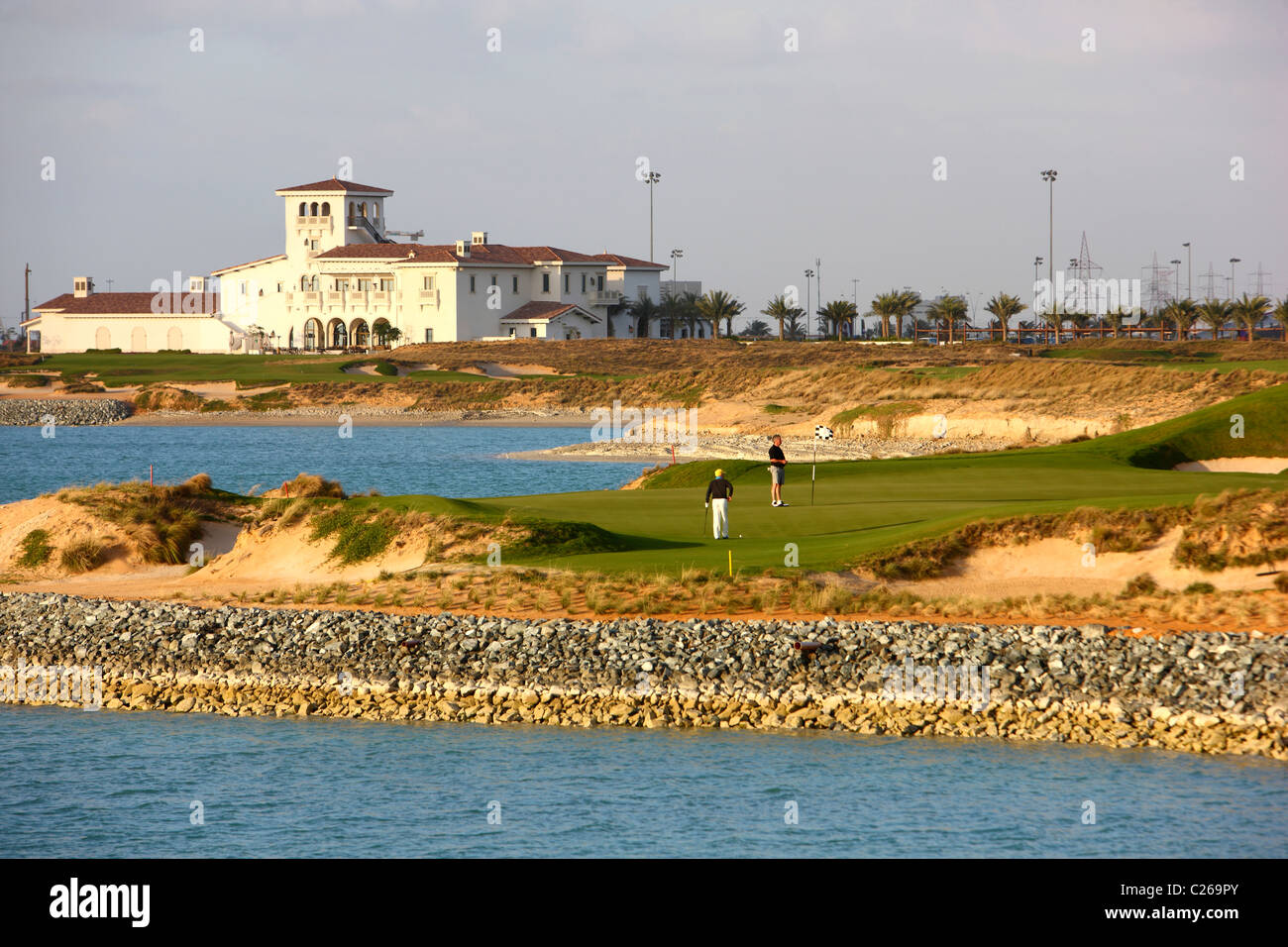 Yas-Links campo da golf su Yas Island, opposto di Abu Dhabi Fromula uno Race Track, un tradizionale corso di collegamenti. Aperto nel 2010. Foto Stock