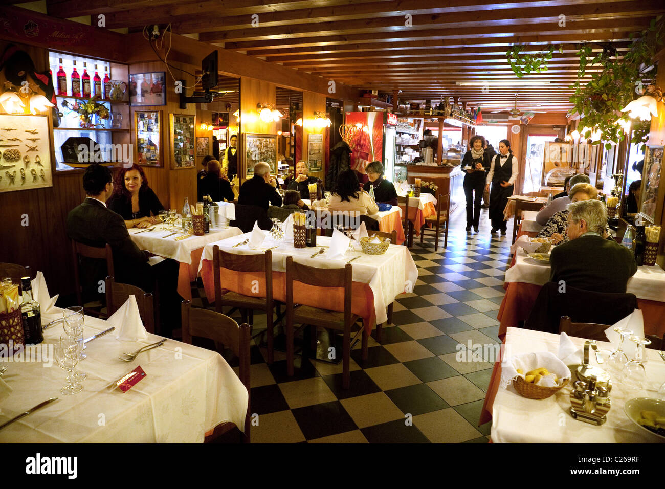 Ristorante Italia; persone bere e mangiare all'interno di un ristorante, il villaggio di Burano Venezia Italia Foto Stock