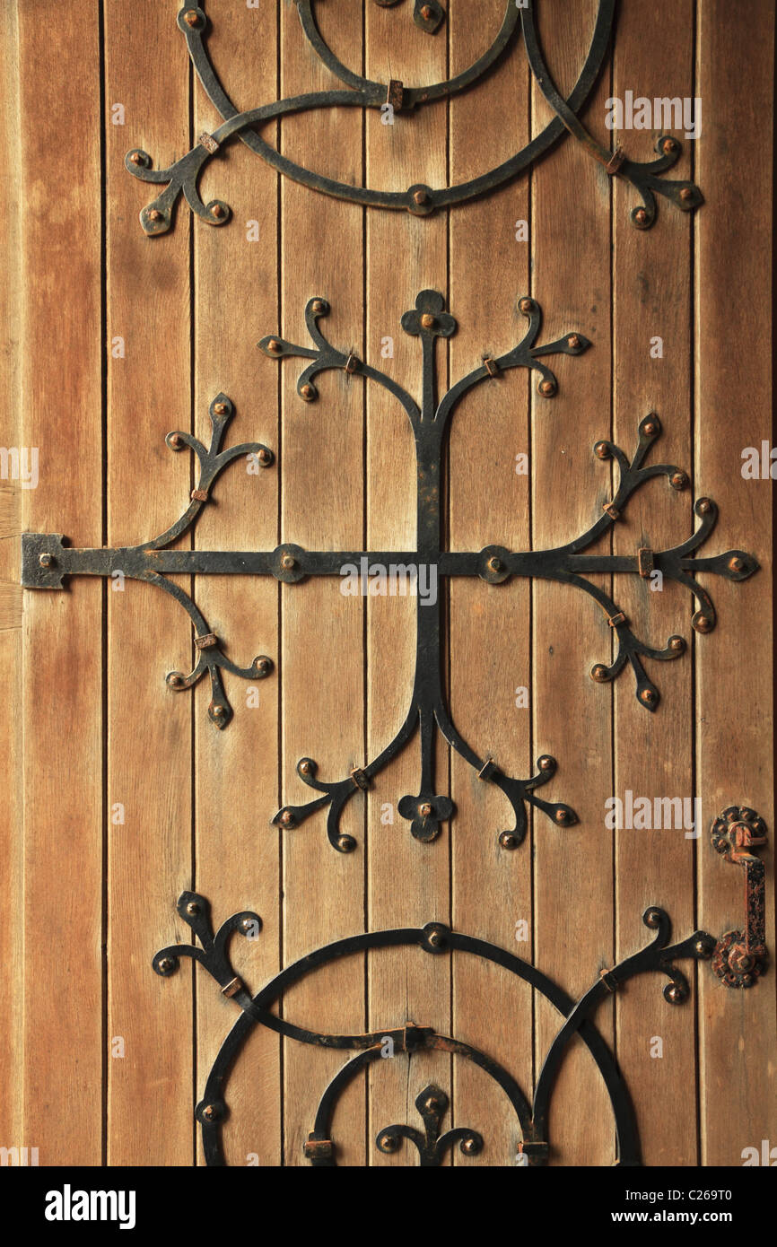 Ferro battuto dettagliata delle cerniere sulla porta della Cattedrale di Arundel, West Sussex, in Inghilterra. Foto Stock
