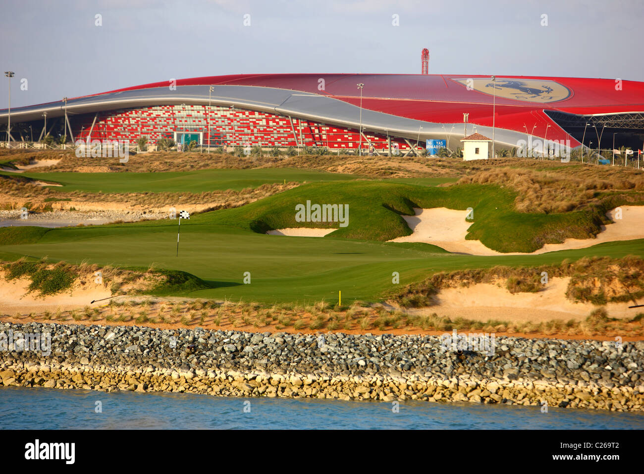 Yas-Links campo da golf su Yas Island, opposto di Abu Dhabi Fromula uno Race Track, un tradizionale corso di collegamenti. Aperto nel 2010. Foto Stock