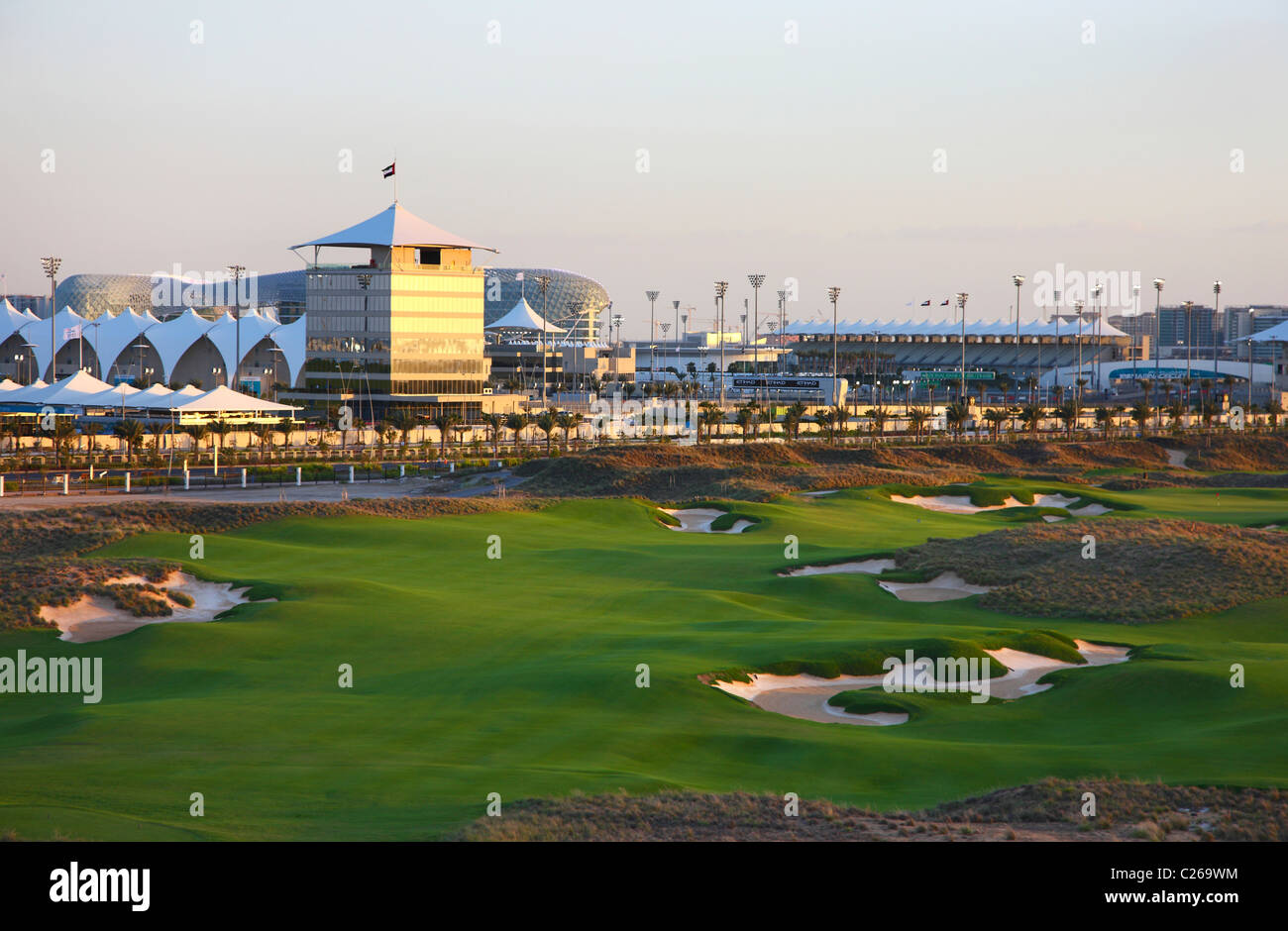 Yas-Links campo da golf su Yas Island, opposto di Abu Dhabi Fromula uno Race Track, un tradizionale corso di collegamenti. Aperto nel 2010. Foto Stock