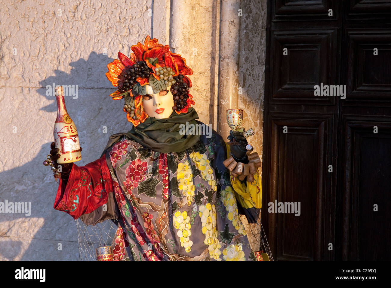 Un carattere in un costume di vino, il carnevale di Venezia, Venezia,  Italia Foto stock - Alamy