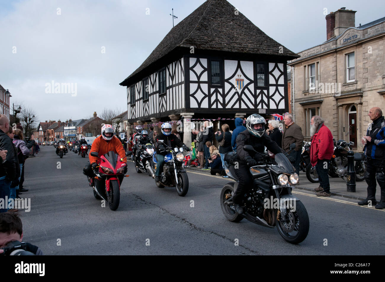 I motociclisti che partecipano alla corsa di rispetto per raccogliere fondi per gli eroi afghani ride through Wootton Bassett Foto Stock