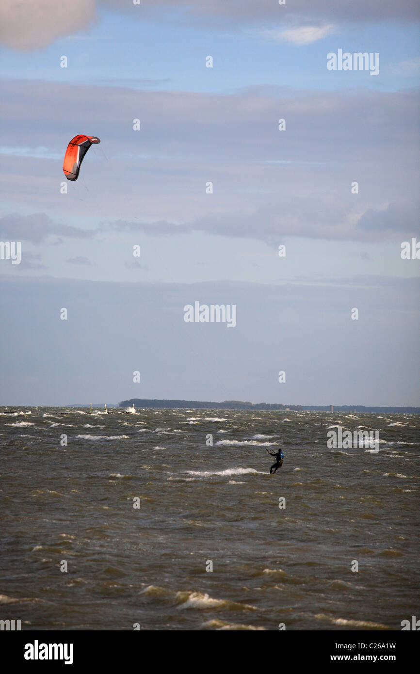 Il kite surf sulla spiaggia Thiessow sull'isola di Rügen, Germania Foto Stock