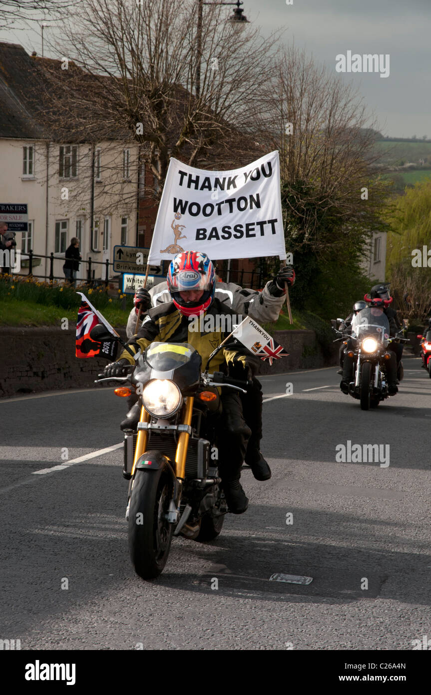 Pillion rider tenendo la sua 'Grazie Wootton Bassett' Banner durante il tragitto della sfilata rispetto a sostegno degli eroi afghani Foto Stock