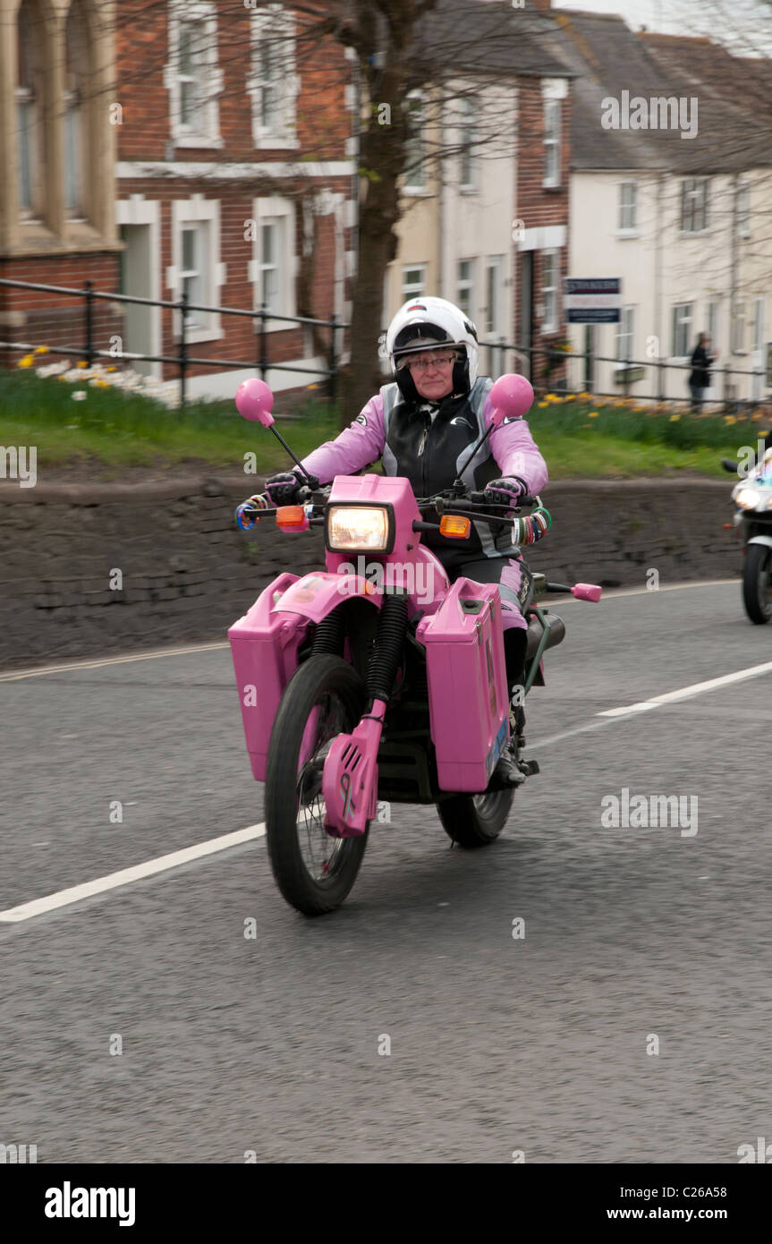 Signora cavalcare la sua rosa motociclo a Wootton Bassett Ride di parata rispetto a sostegno degli eroi afghani Organiz caritative Foto Stock
