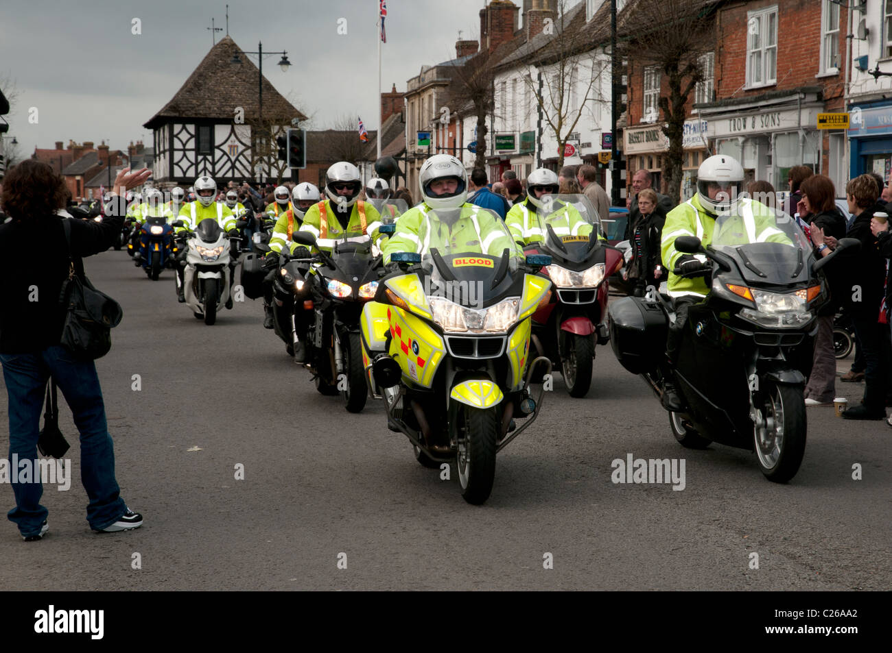 Motociclisti prendere parte al Giro del rispetto di Beneficenza la raccolta di fondi per gli afghani organizzazione degli eroi cavalcare le loro biciclette Foto Stock