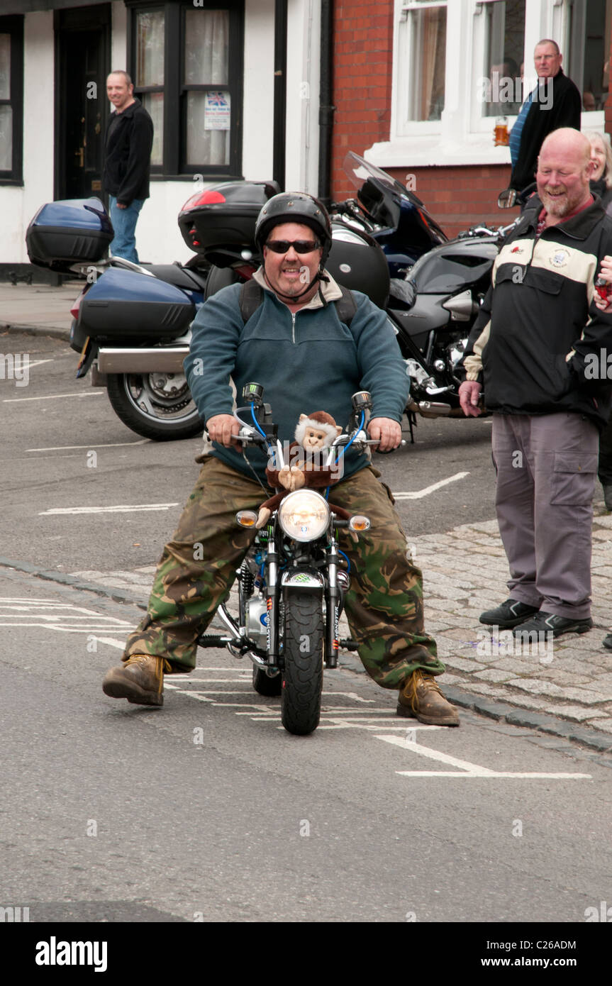 Motociclista sulla sua piccola scimmia moto ( con la scimmia mascotte) godendo la cavalcata del giorno rispetto a Wootton Bassett. Foto Stock